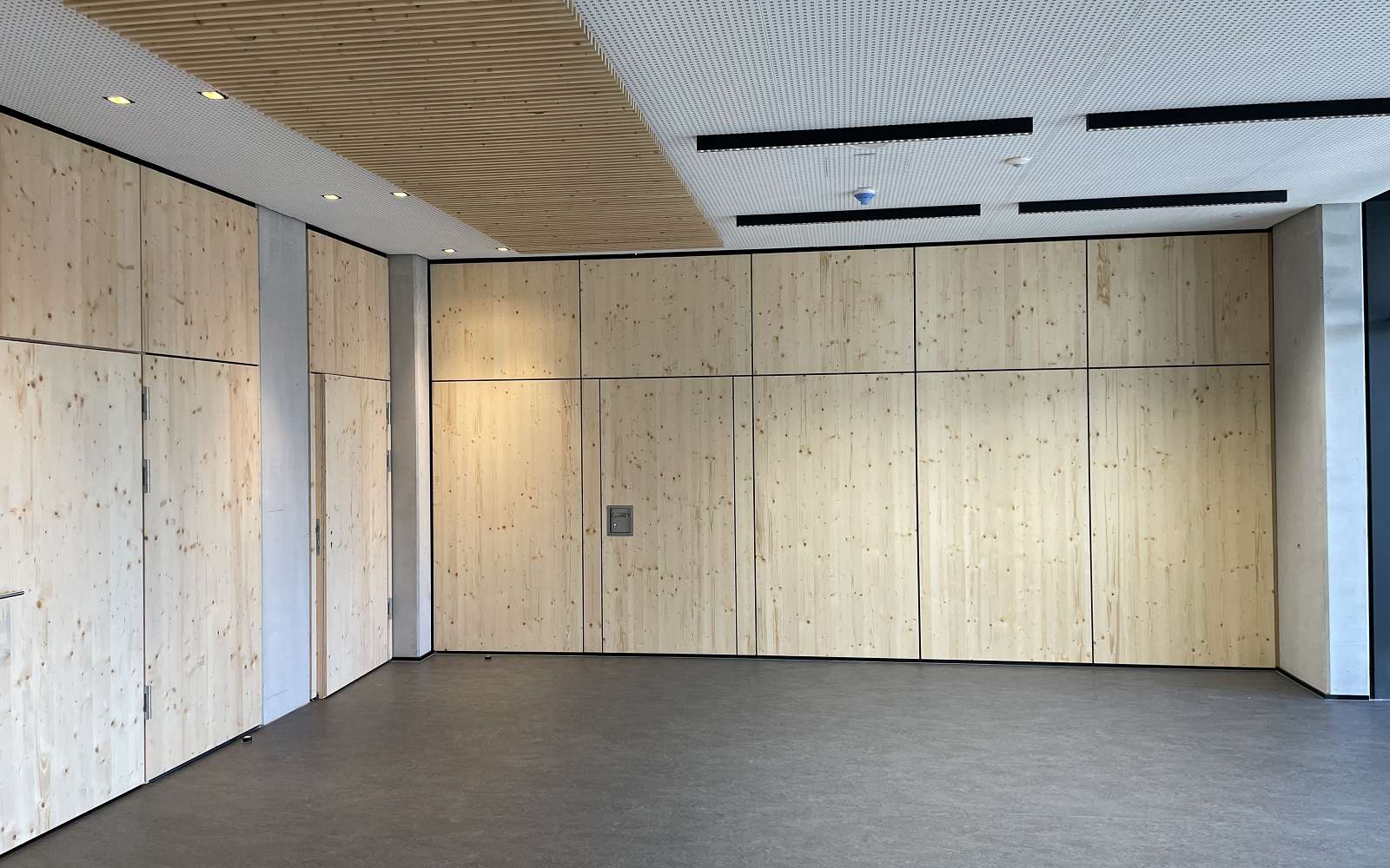 Mobile Trennwände Realschule Esslingen Karl Günther GmbH und Co KG