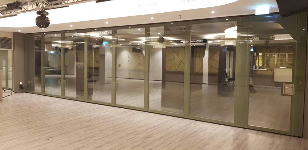 Mobile Ganzglaswand mit 2-schaligem Glasaufbau und geprüfter Schalldämmung