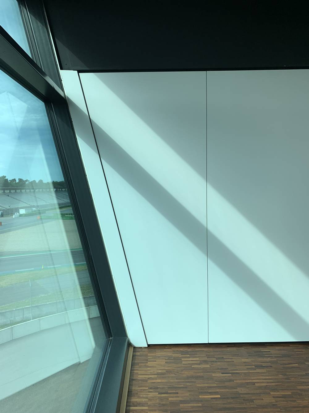 Maßgefertigter schräger Wandanschluss der mobilen Trennwand Günther E10 im Porsche Experience Center Hockenheimring.
